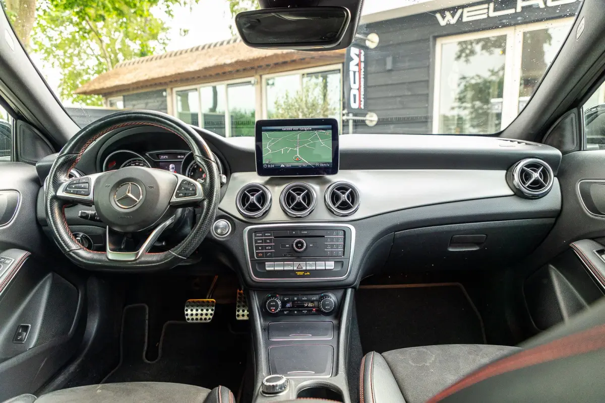 180 Business Solution AMG Night Upgrade I Trekhaak I Cruise I Navigatie I 19 Inch I Led I Camera