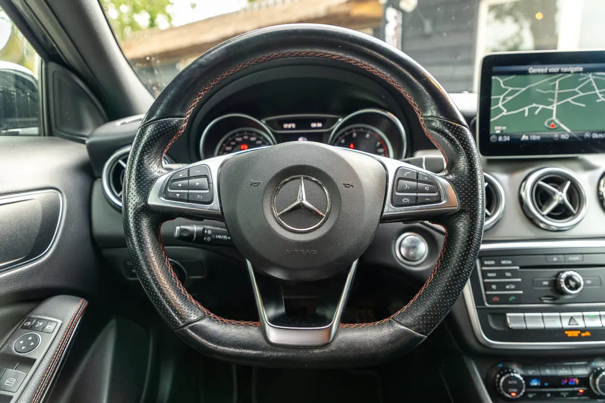 180 Business Solution AMG Night Upgrade I Trekhaak I Cruise I Navigatie I 19 Inch I Led I Camera