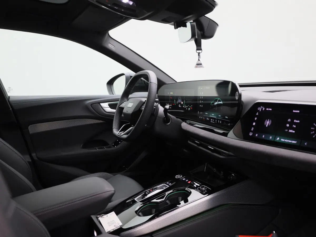 Limousine 2.0 quattro S edition 299 PK | S-line | Automaat | Navigatie | Panorama glasdak | Trekhaak | 360 Camera | Matrix LED | Apple Carplay | Android Auto | Sfeerverlichting | Lichtmetale