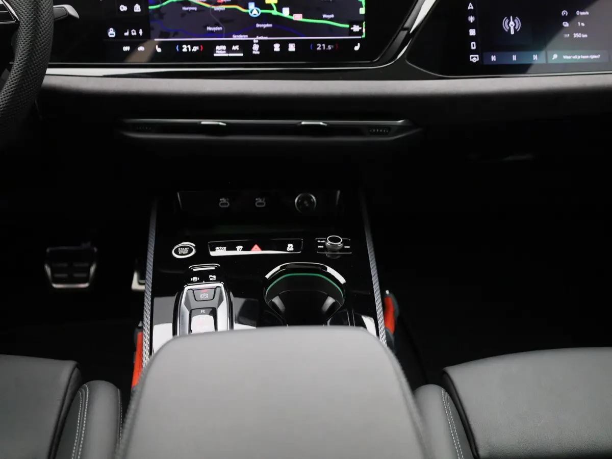 Limousine 2.0 quattro S edition 299 PK | S-line | Automaat | Navigatie | Panorama glasdak | Trekhaak | 360 Camera | Matrix LED | Apple Carplay | Android Auto | Sfeerverlichting | Lichtmetale