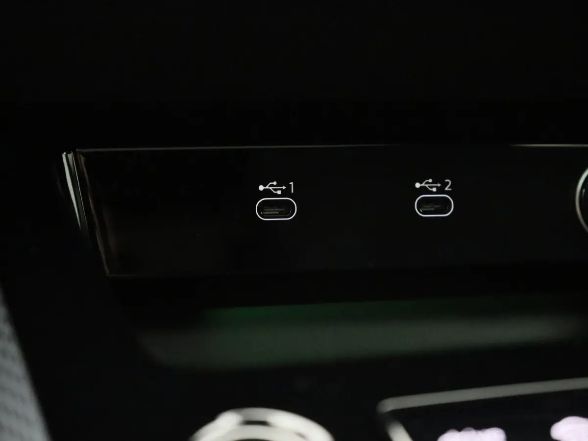 Limousine 2.0 quattro S edition 299 PK | S-line | Automaat | Navigatie | Panorama glasdak | Trekhaak | 360 Camera | Matrix LED | Apple Carplay | Android Auto | Sfeerverlichting | Lichtmetale