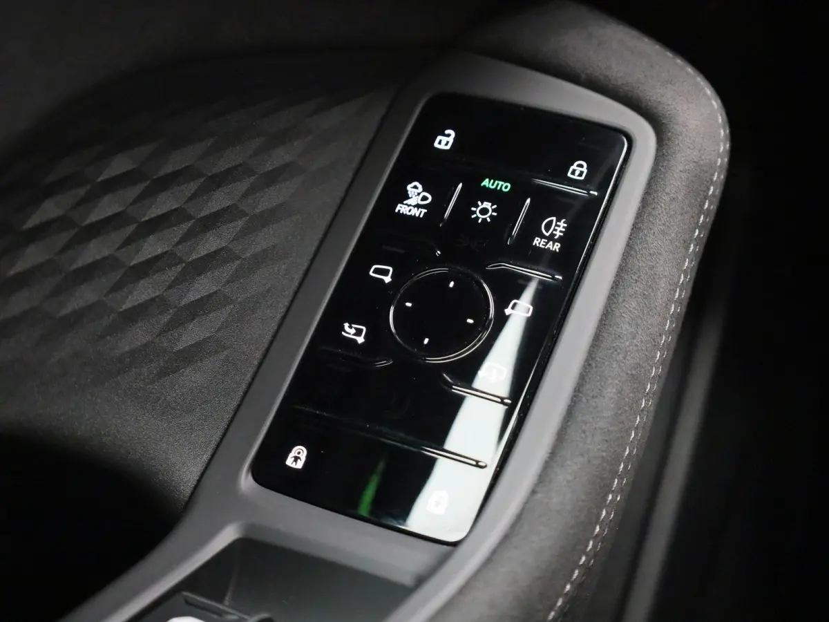 Limousine 2.0 quattro S edition 299 PK | S-line | Automaat | Navigatie | Panorama glasdak | Trekhaak | 360 Camera | Matrix LED | Apple Carplay | Android Auto | Sfeerverlichting | Lichtmetale