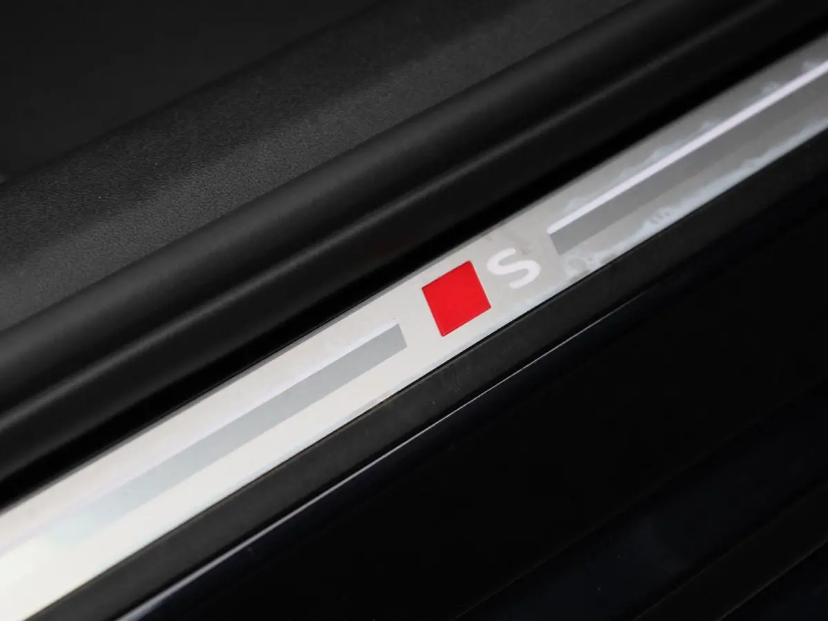 Limousine 2.0 quattro S edition 299 PK | S-line | Automaat | Navigatie | Panorama glasdak | Trekhaak | 360 Camera | Matrix LED | Apple Carplay | Android Auto | Sfeerverlichting | Lichtmetale