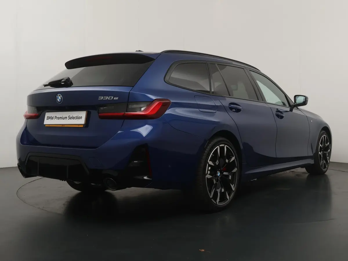 330e | SoH 100% | Individual Le Mans Blue | M Sportpakket Pro | Head-Up | Adaptive Cruise | Trekhaak | Panoramadak | Comfort Access | Stoel & Stuurverwarming