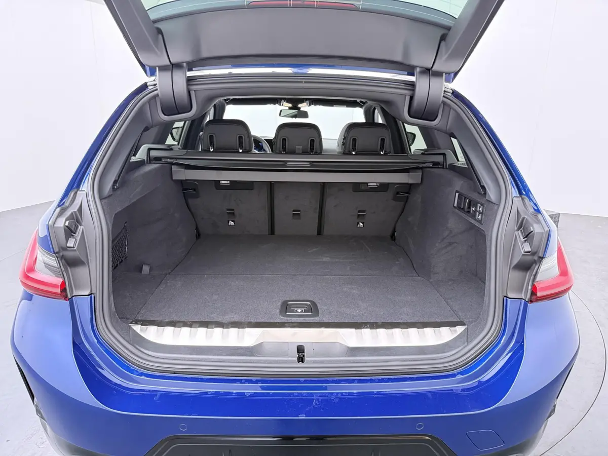 330e | SoH 100% | Individual Le Mans Blue | M Sportpakket Pro | Head-Up | Adaptive Cruise | Trekhaak | Panoramadak | Comfort Access | Stoel & Stuurverwarming