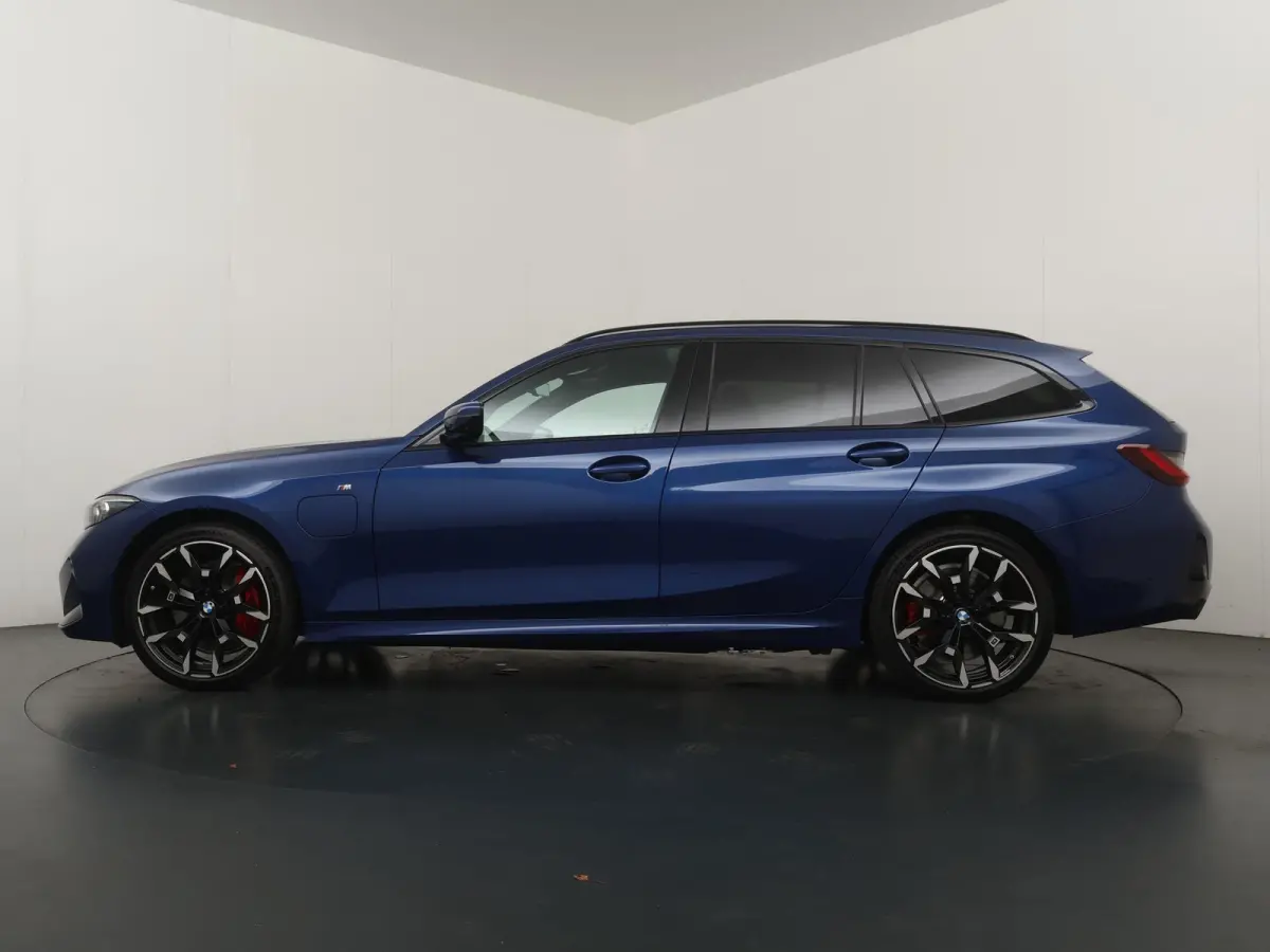330e | SoH 100% | Individual Le Mans Blue | M Sportpakket Pro | Head-Up | Adaptive Cruise | Trekhaak | Panoramadak | Comfort Access | Stoel & Stuurverwarming