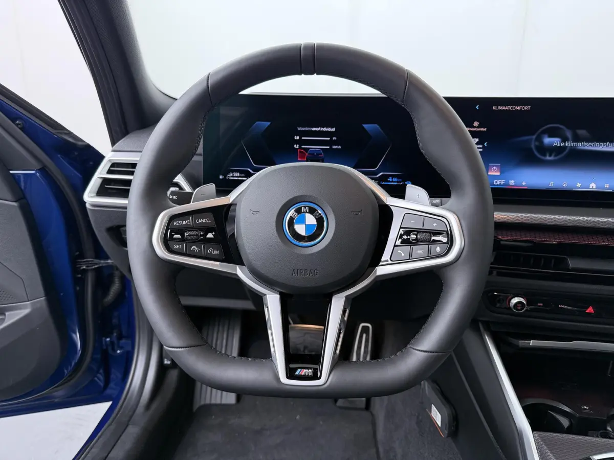 330e | SoH 100% | Individual Le Mans Blue | M Sportpakket Pro | Head-Up | Adaptive Cruise | Trekhaak | Panoramadak | Comfort Access | Stoel & Stuurverwarming