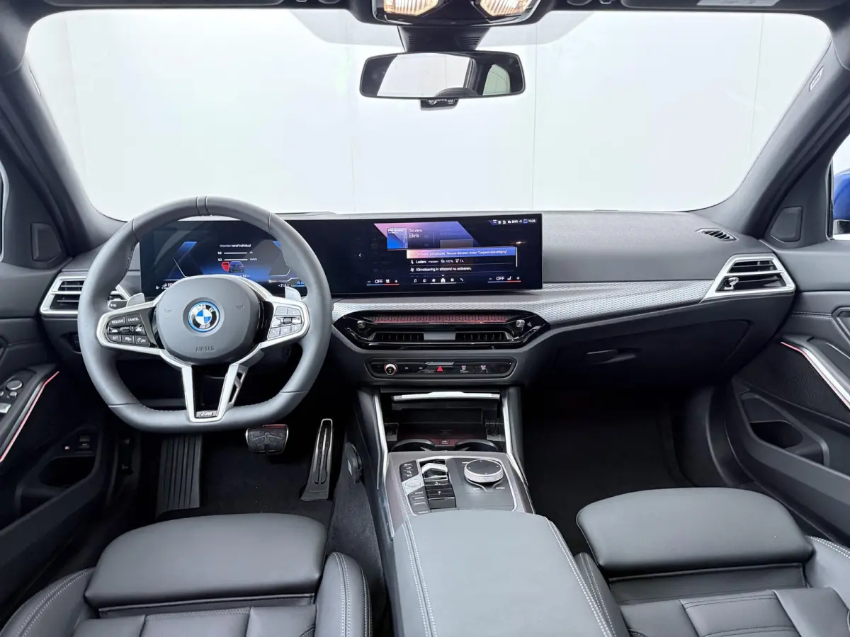 330e | SoH 100% | Individual Le Mans Blue | M Sportpakket Pro | Head-Up | Adaptive Cruise | Trekhaak | Panoramadak | Comfort Access | Stoel & Stuurverwarming