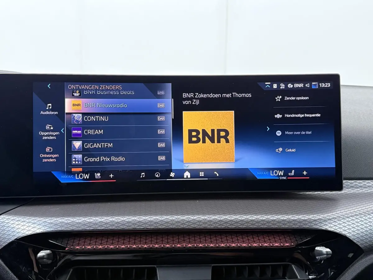 330e | SoH 100% | Individual Le Mans Blue | M Sportpakket Pro | Head-Up | Adaptive Cruise | Trekhaak | Panoramadak | Comfort Access | Stoel & Stuurverwarming