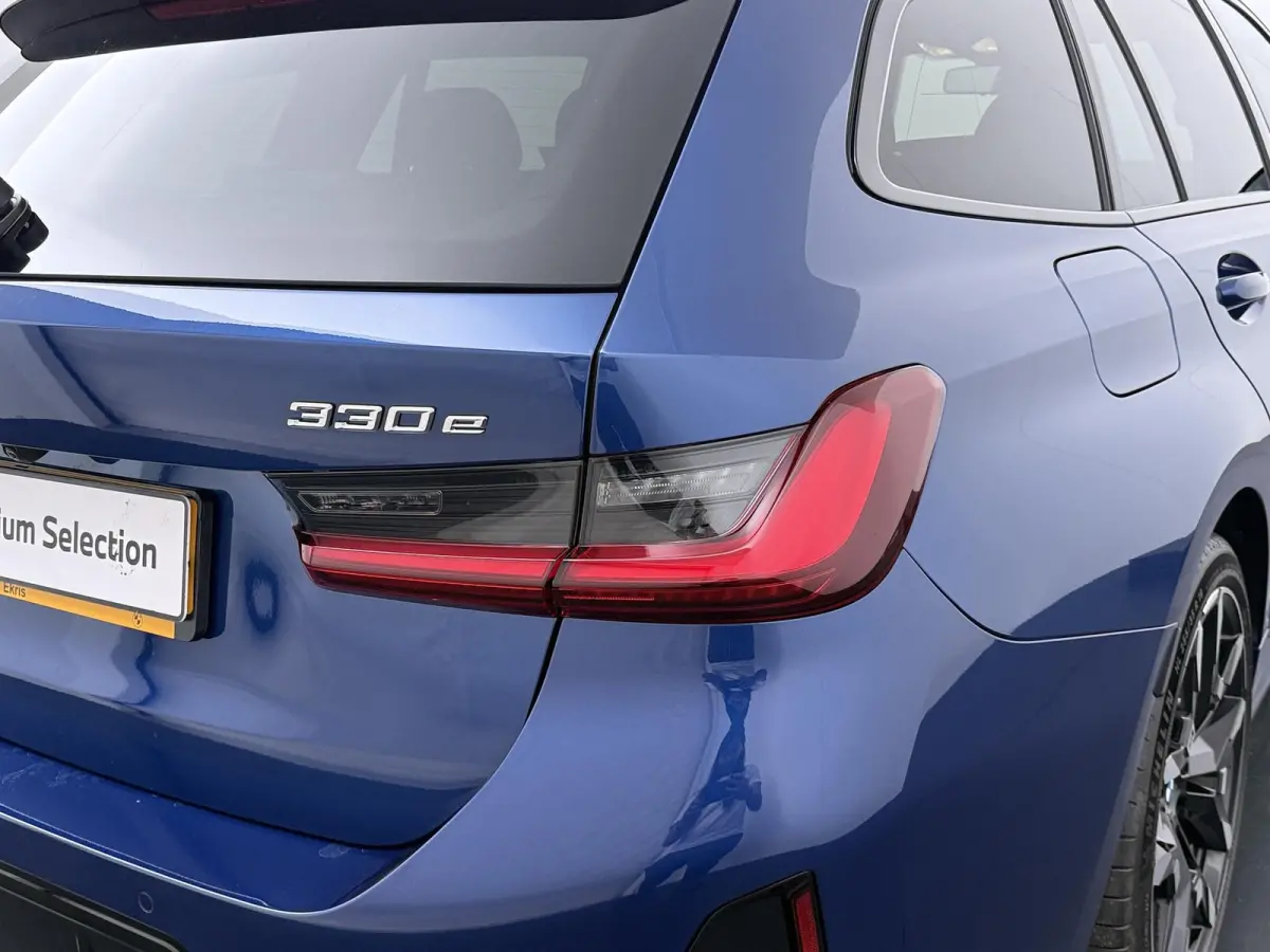 330e | SoH 100% | Individual Le Mans Blue | M Sportpakket Pro | Head-Up | Adaptive Cruise | Trekhaak | Panoramadak | Comfort Access | Stoel & Stuurverwarming