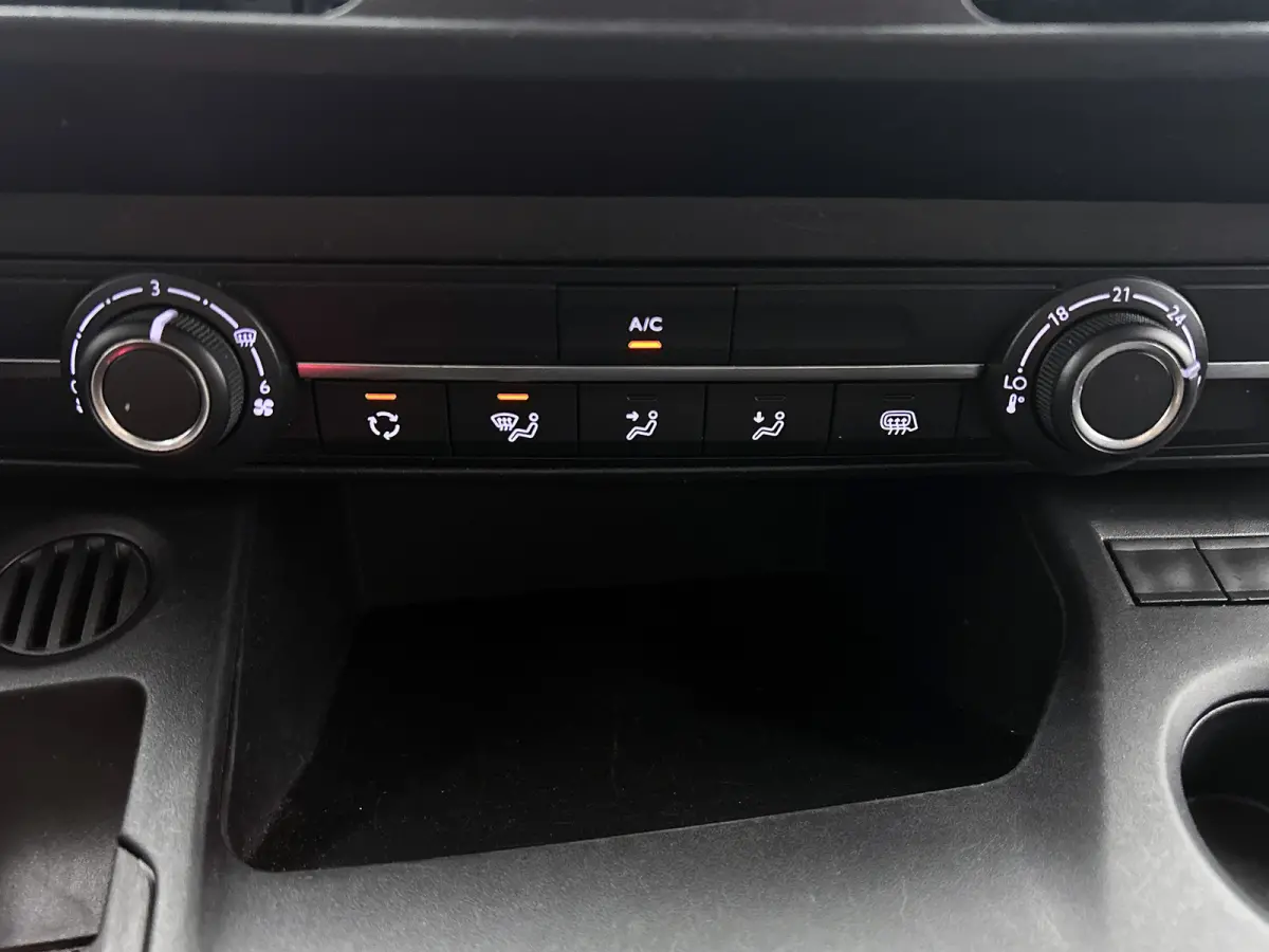 1.2 Benzine 111PK Euro6 Premium / Airco / Navigatie / Cruise-ctr. / Schuifdeur + Raam / Radio multimedia / Apk 06-2027