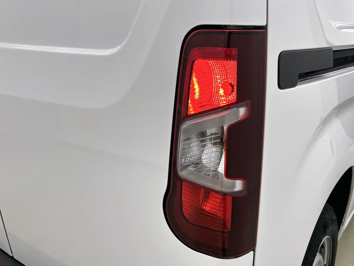 1.2 Benzine 111PK Euro6 Premium / Airco / Navigatie / Cruise-ctr. / Schuifdeur + Raam / Radio multimedia / Apk 06-2027