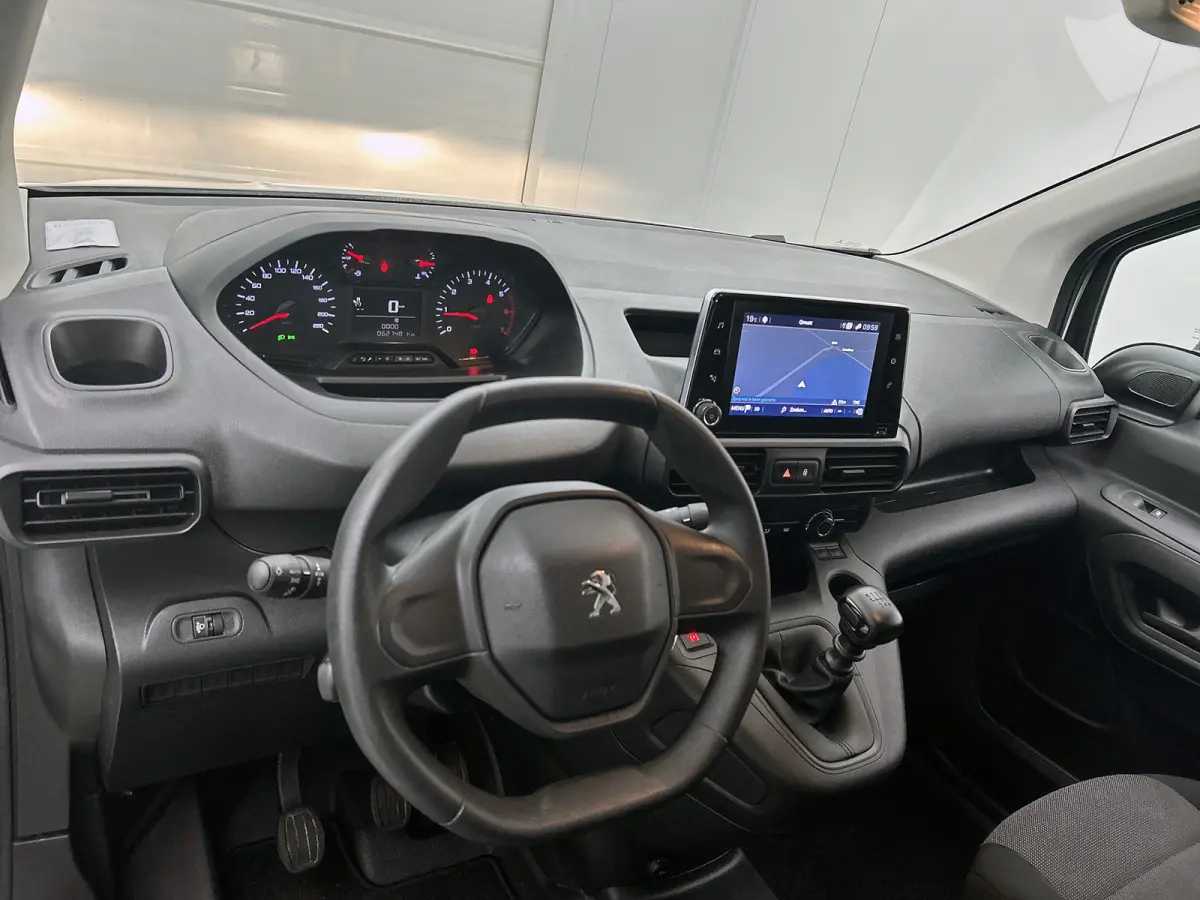 1.2 Benzine 111PK Euro6 Premium / Airco / Navigatie / Cruise-ctr. / Schuifdeur + Raam / Radio multimedia / Apk 06-2027