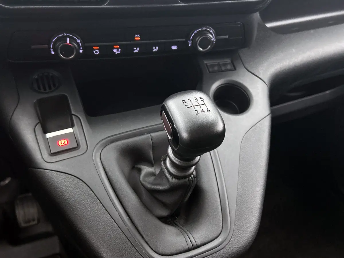 1.2 Benzine 111PK Euro6 Premium / Airco / Navigatie / Cruise-ctr. / Schuifdeur + Raam / Radio multimedia / Apk 06-2027
