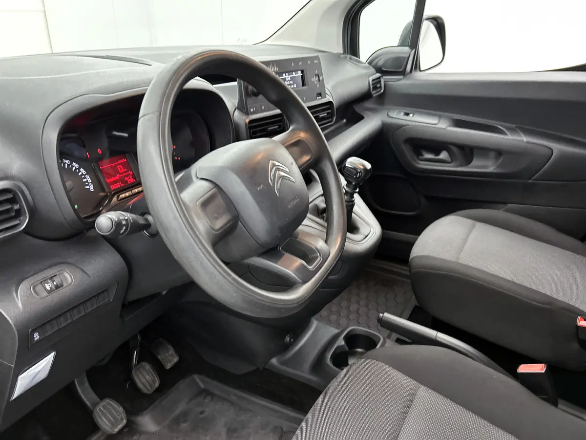 1.2 Benzine 111PK Euro6 / Distributie is vervangen  /Trekhaak / RVS imperiaal  / Schuifdeur / Airco / Pdc / Apk 01-2027