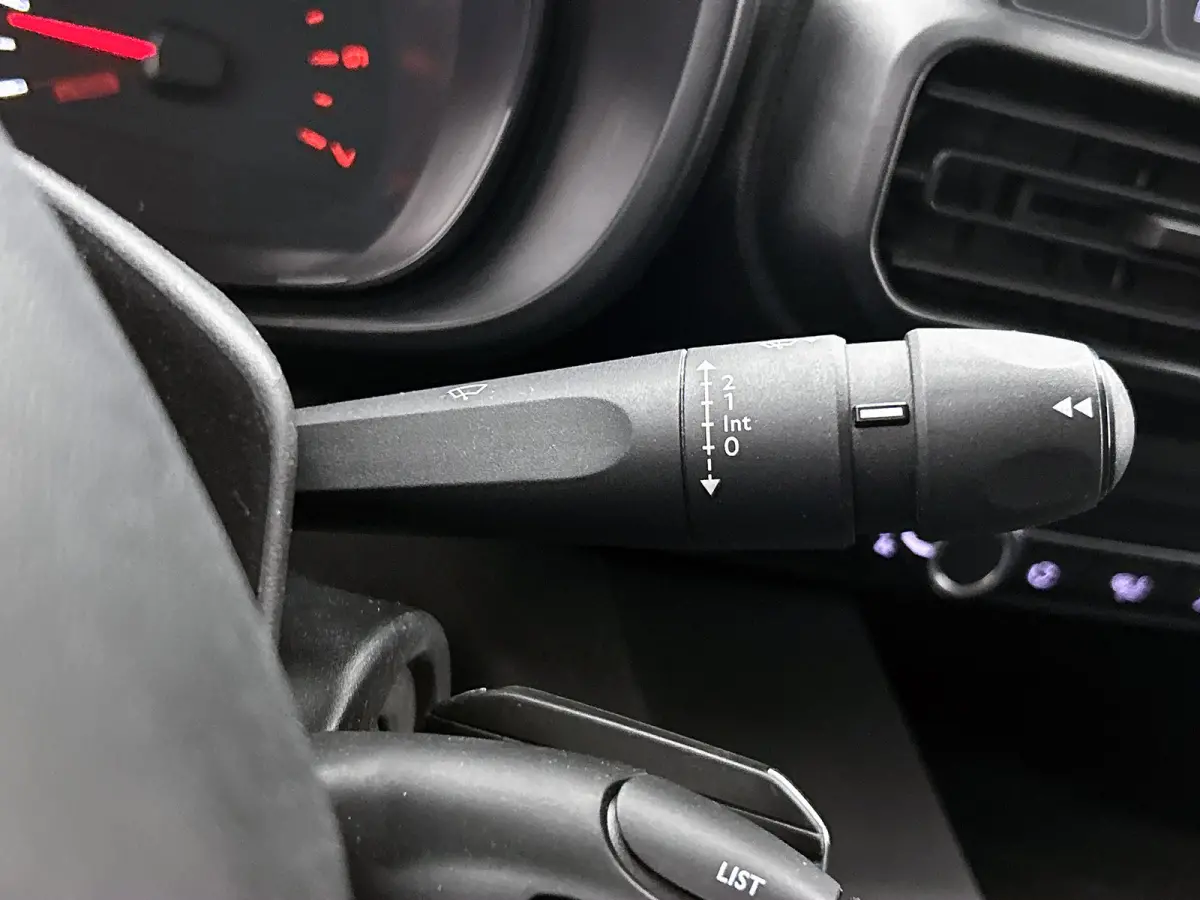 1.2 Benzine 111PK Euro6 / Distributie is vervangen  /Trekhaak / RVS imperiaal  / Schuifdeur / Airco / Pdc / Apk 01-2027