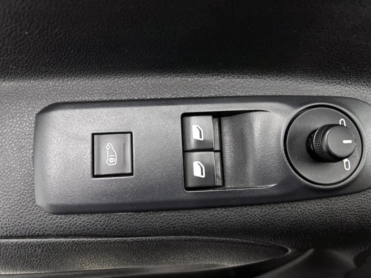 1.2 Benzine 111PK Euro6 / Distributie is vervangen  /Trekhaak / RVS imperiaal  / Schuifdeur / Airco / Pdc / Apk 01-2027