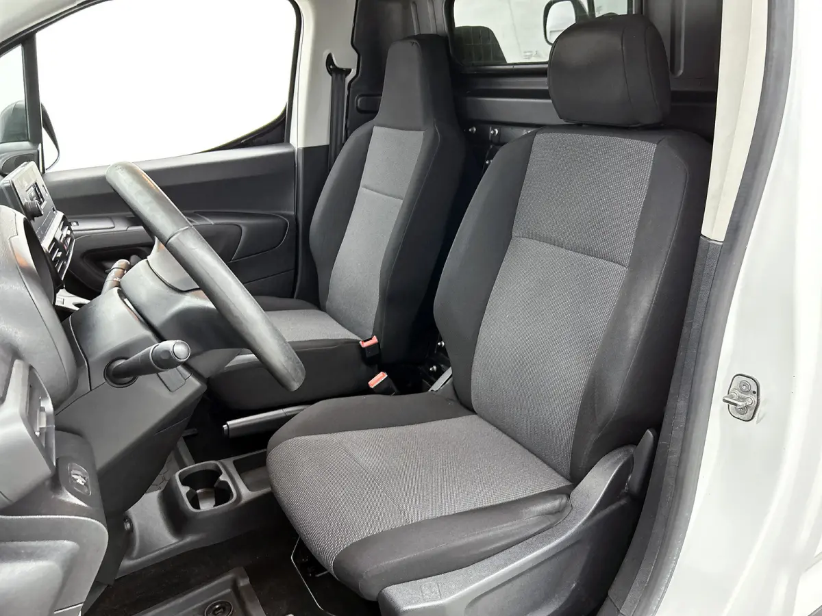 1.2 Benzine 111PK Euro6 / Distributie is vervangen  /Trekhaak / RVS imperiaal  / Schuifdeur / Airco / Pdc / Apk 01-2027