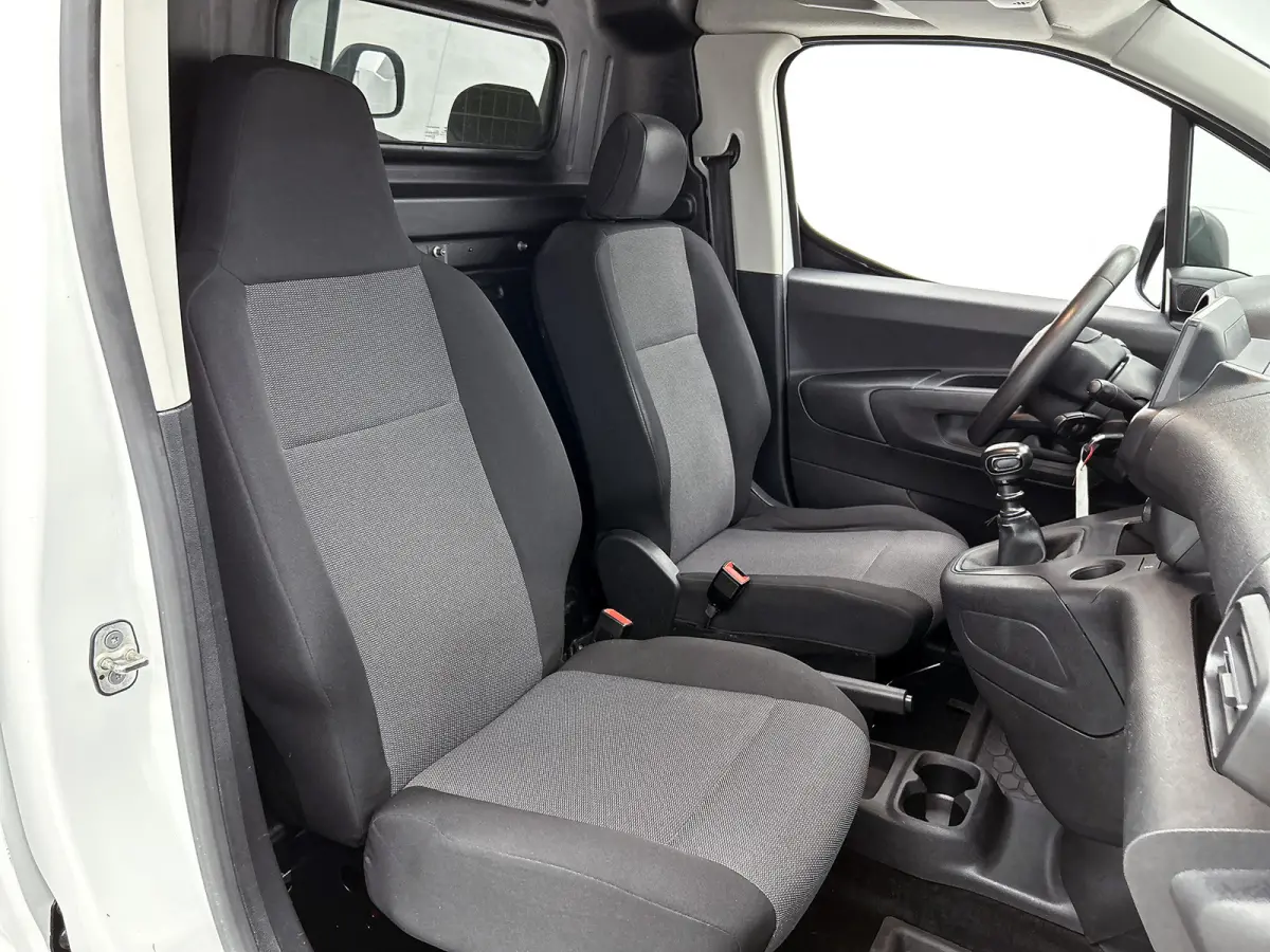 1.2 Benzine 111PK Euro6 / Distributie is vervangen  /Trekhaak / RVS imperiaal  / Schuifdeur / Airco / Pdc / Apk 01-2027