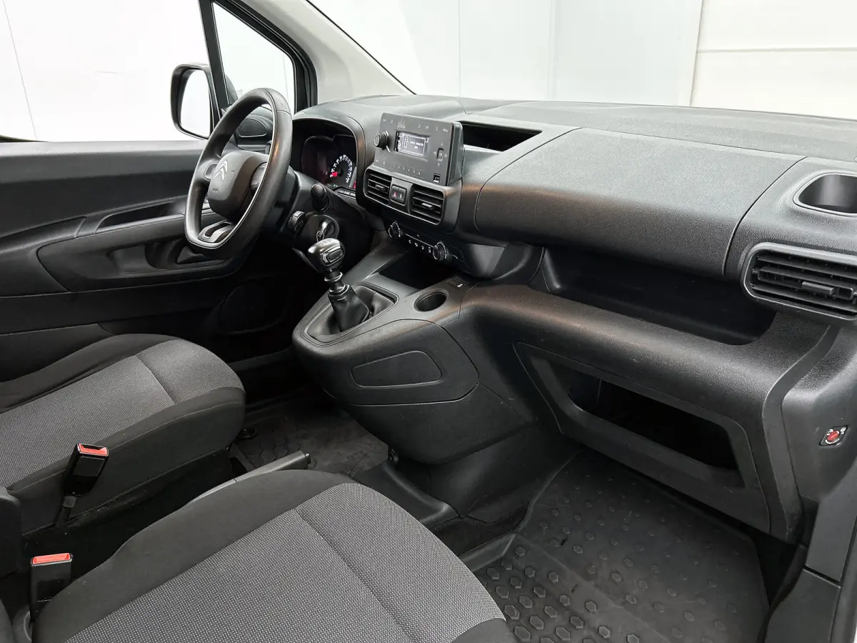 1.2 Benzine 111PK Euro6 / Distributie is vervangen  /Trekhaak / RVS imperiaal  / Schuifdeur / Airco / Pdc / Apk 01-2027
