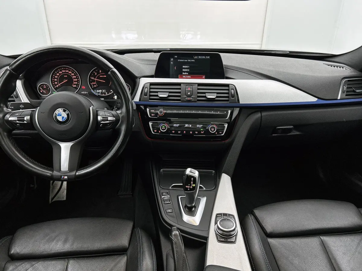 318i M Sport Edition | AUTOMAAT | PANORAMADAK | LEDEREN BEKLEDING | TREKHAAK | CRUISE CONTROL | CLIMATE CONTROL | ELEKTRISCHE KOFFERKLEP |