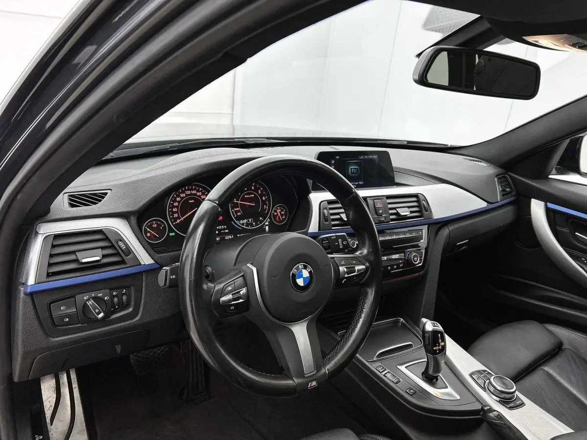 318i M Sport Edition | AUTOMAAT | PANORAMADAK | LEDEREN BEKLEDING | TREKHAAK | CRUISE CONTROL | CLIMATE CONTROL | ELEKTRISCHE KOFFERKLEP |