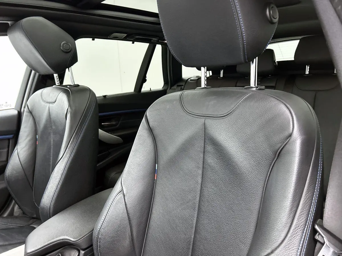 318i M Sport Edition | AUTOMAAT | PANORAMADAK | LEDEREN BEKLEDING | TREKHAAK | CRUISE CONTROL | CLIMATE CONTROL | ELEKTRISCHE KOFFERKLEP |