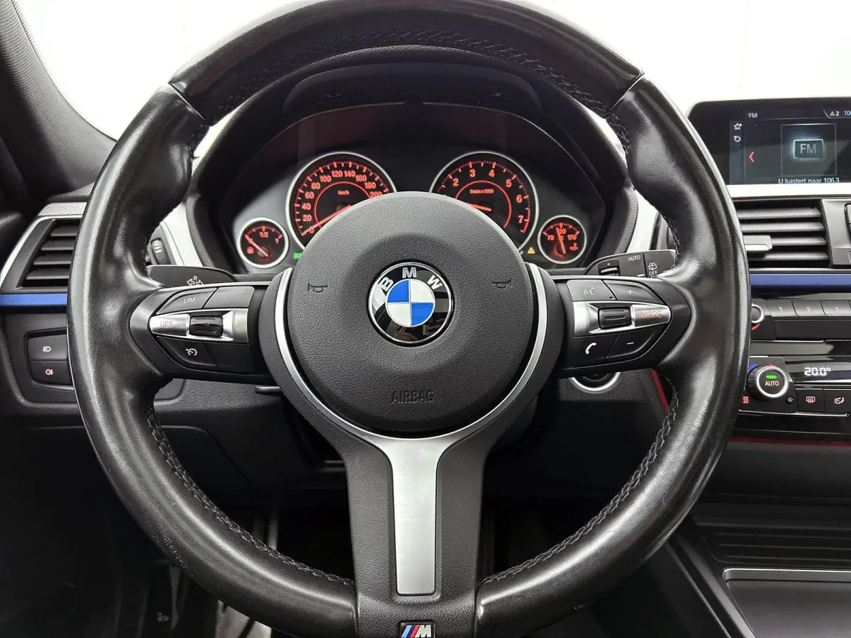 318i M Sport Edition | AUTOMAAT | PANORAMADAK | LEDEREN BEKLEDING | TREKHAAK | CRUISE CONTROL | CLIMATE CONTROL | ELEKTRISCHE KOFFERKLEP |