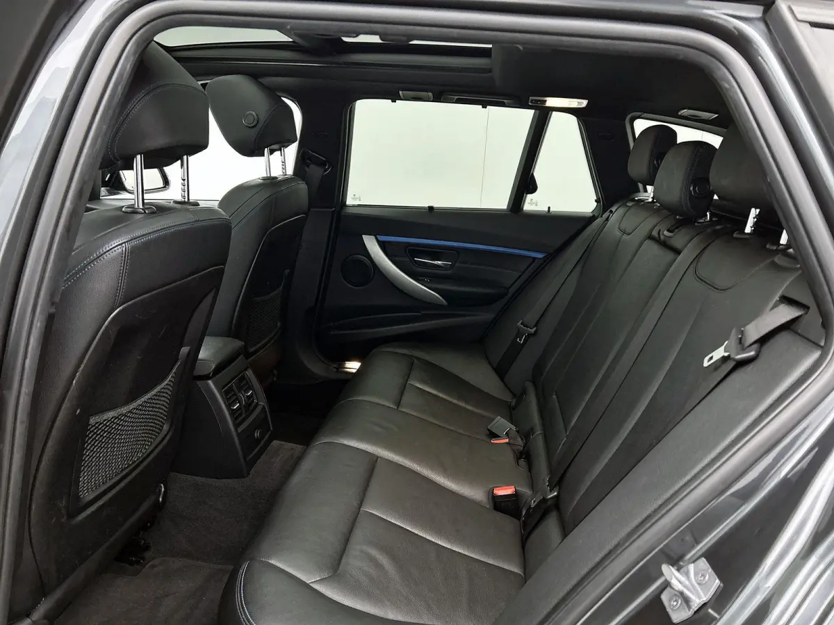 318i M Sport Edition | AUTOMAAT | PANORAMADAK | LEDEREN BEKLEDING | TREKHAAK | CRUISE CONTROL | CLIMATE CONTROL | ELEKTRISCHE KOFFERKLEP |