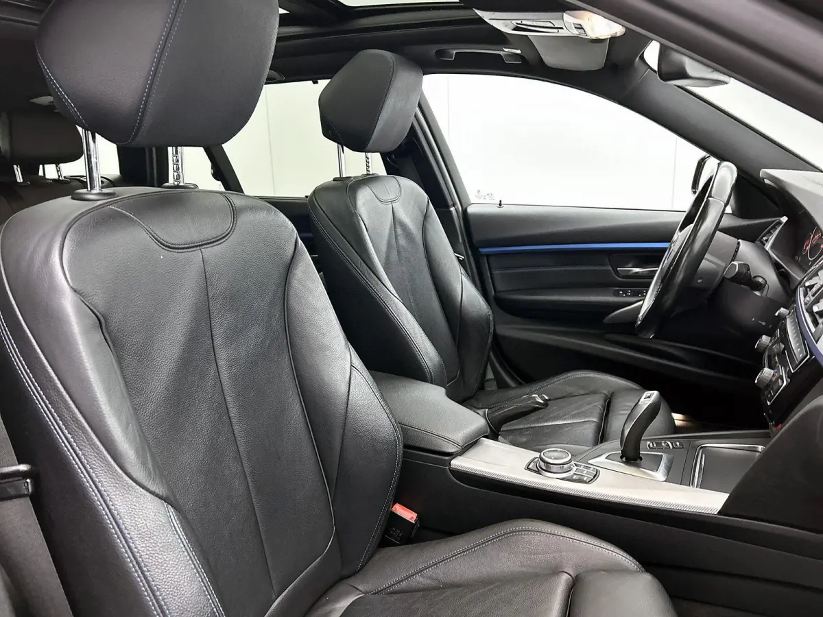 318i M Sport Edition | AUTOMAAT | PANORAMADAK | LEDEREN BEKLEDING | TREKHAAK | CRUISE CONTROL | CLIMATE CONTROL | ELEKTRISCHE KOFFERKLEP |
