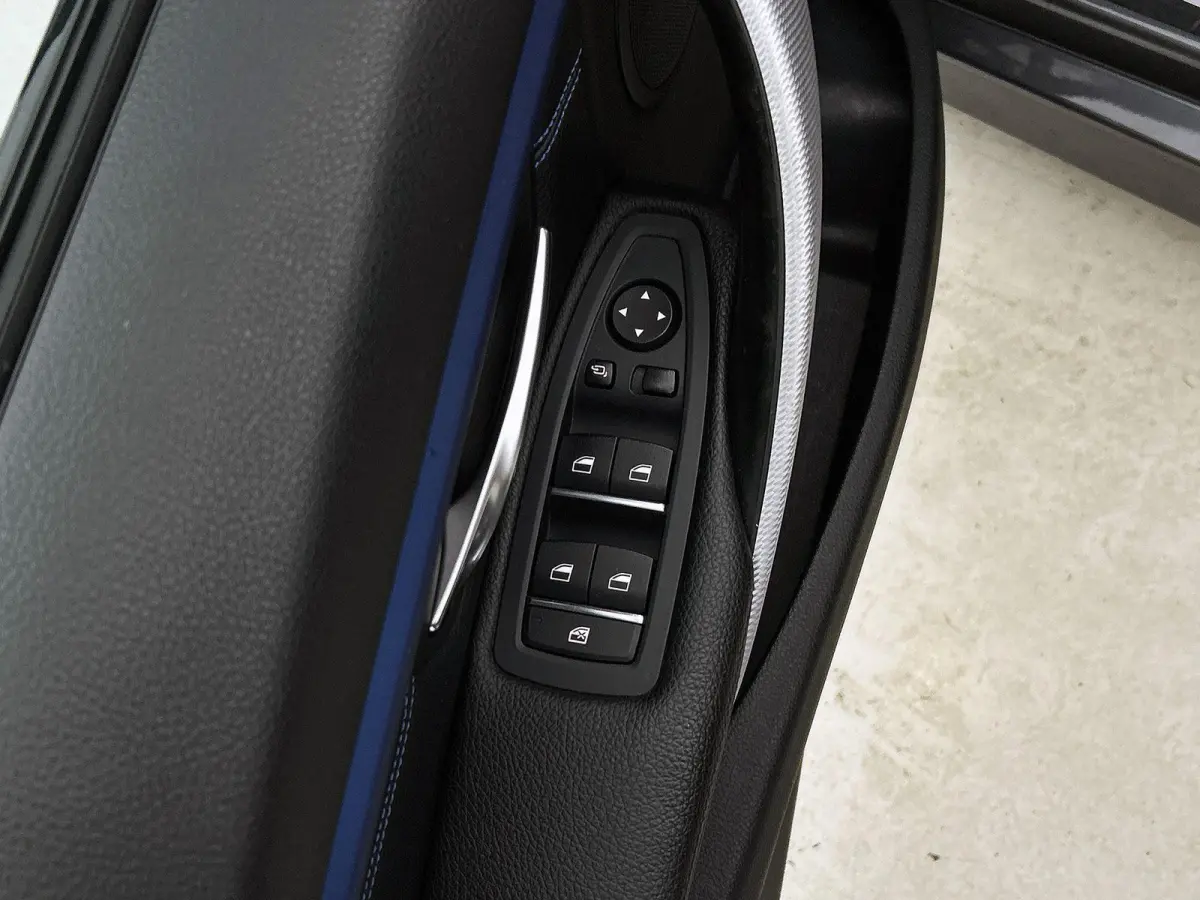 318i M Sport Edition | AUTOMAAT | PANORAMADAK | LEDEREN BEKLEDING | TREKHAAK | CRUISE CONTROL | CLIMATE CONTROL | ELEKTRISCHE KOFFERKLEP |