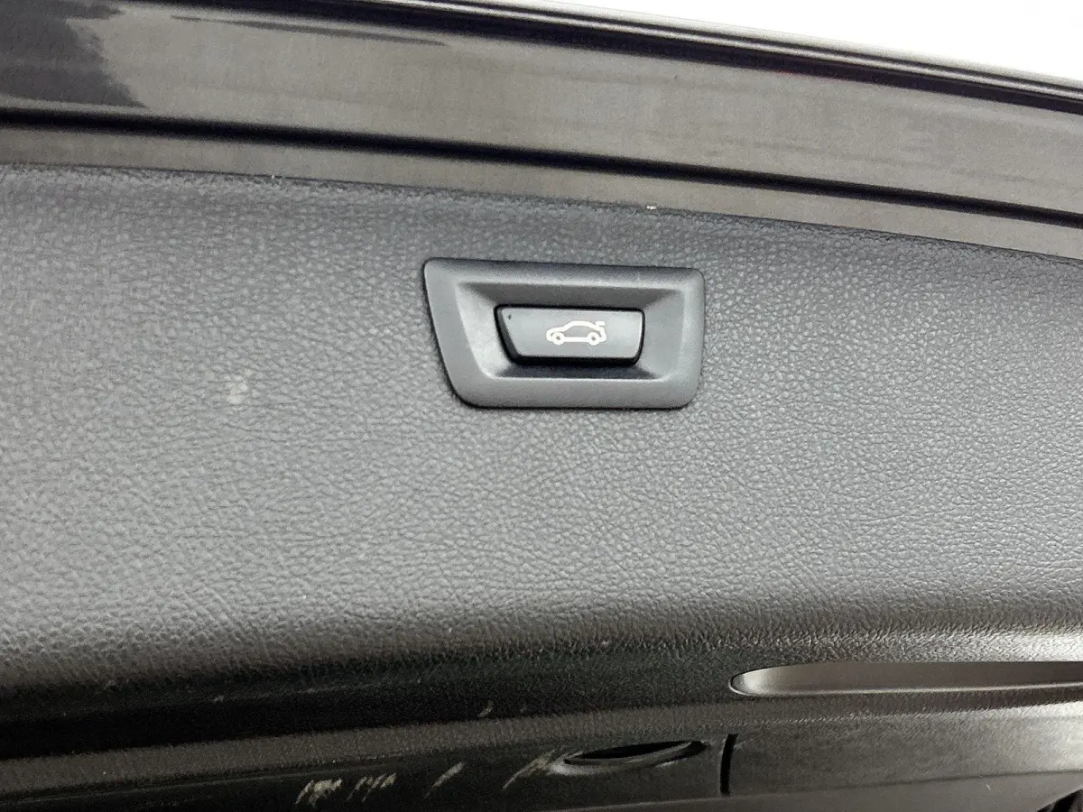 318i M Sport Edition | AUTOMAAT | PANORAMADAK | LEDEREN BEKLEDING | TREKHAAK | CRUISE CONTROL | CLIMATE CONTROL | ELEKTRISCHE KOFFERKLEP |