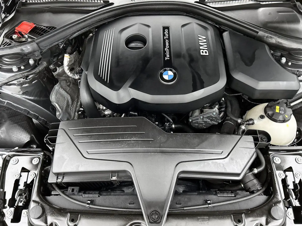 318i M Sport Edition | AUTOMAAT | PANORAMADAK | LEDEREN BEKLEDING | TREKHAAK | CRUISE CONTROL | CLIMATE CONTROL | ELEKTRISCHE KOFFERKLEP |