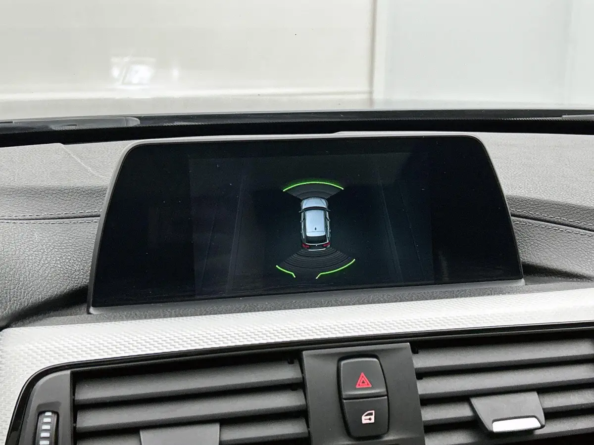 318i M Sport Edition | AUTOMAAT | PANORAMADAK | LEDEREN BEKLEDING | TREKHAAK | CRUISE CONTROL | CLIMATE CONTROL | ELEKTRISCHE KOFFERKLEP |