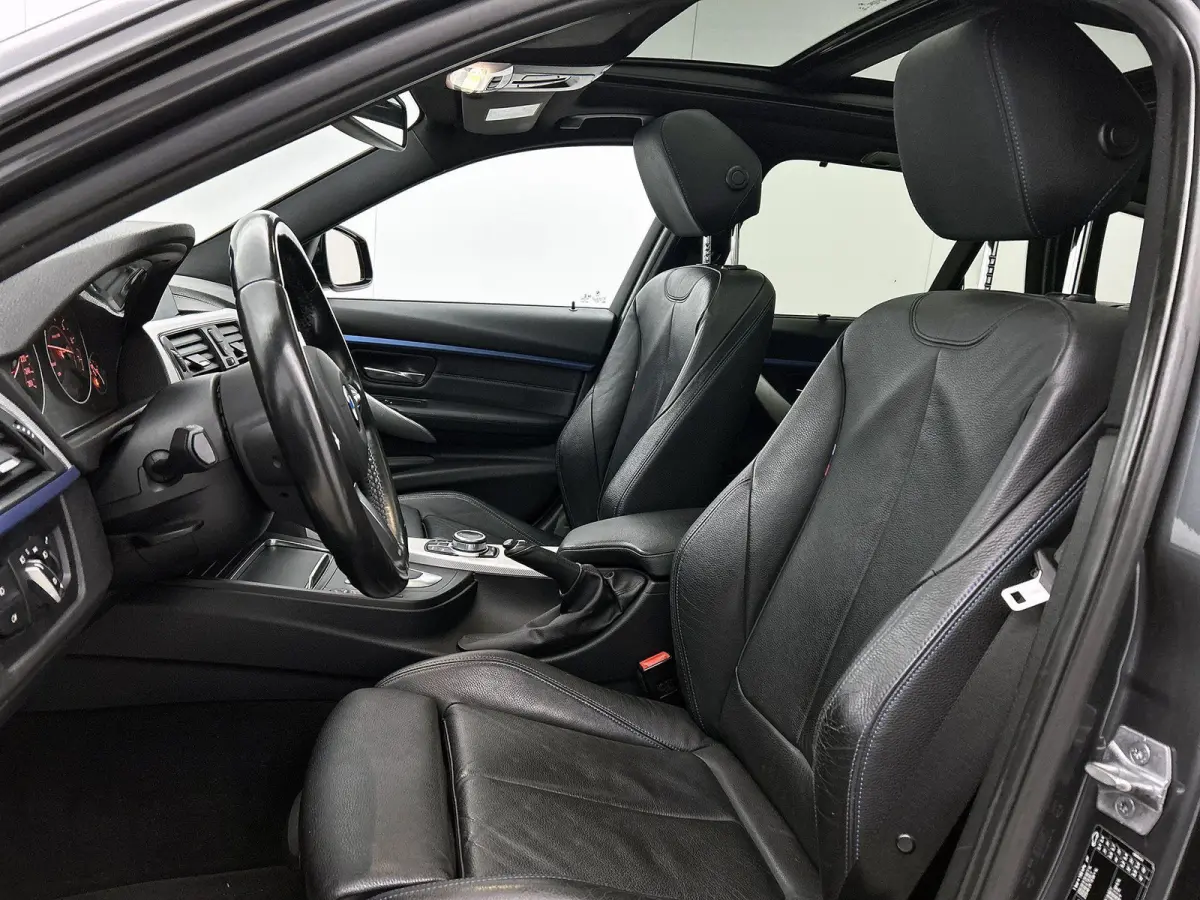 318i M Sport Edition | AUTOMAAT | PANORAMADAK | LEDEREN BEKLEDING | TREKHAAK | CRUISE CONTROL | CLIMATE CONTROL | ELEKTRISCHE KOFFERKLEP |