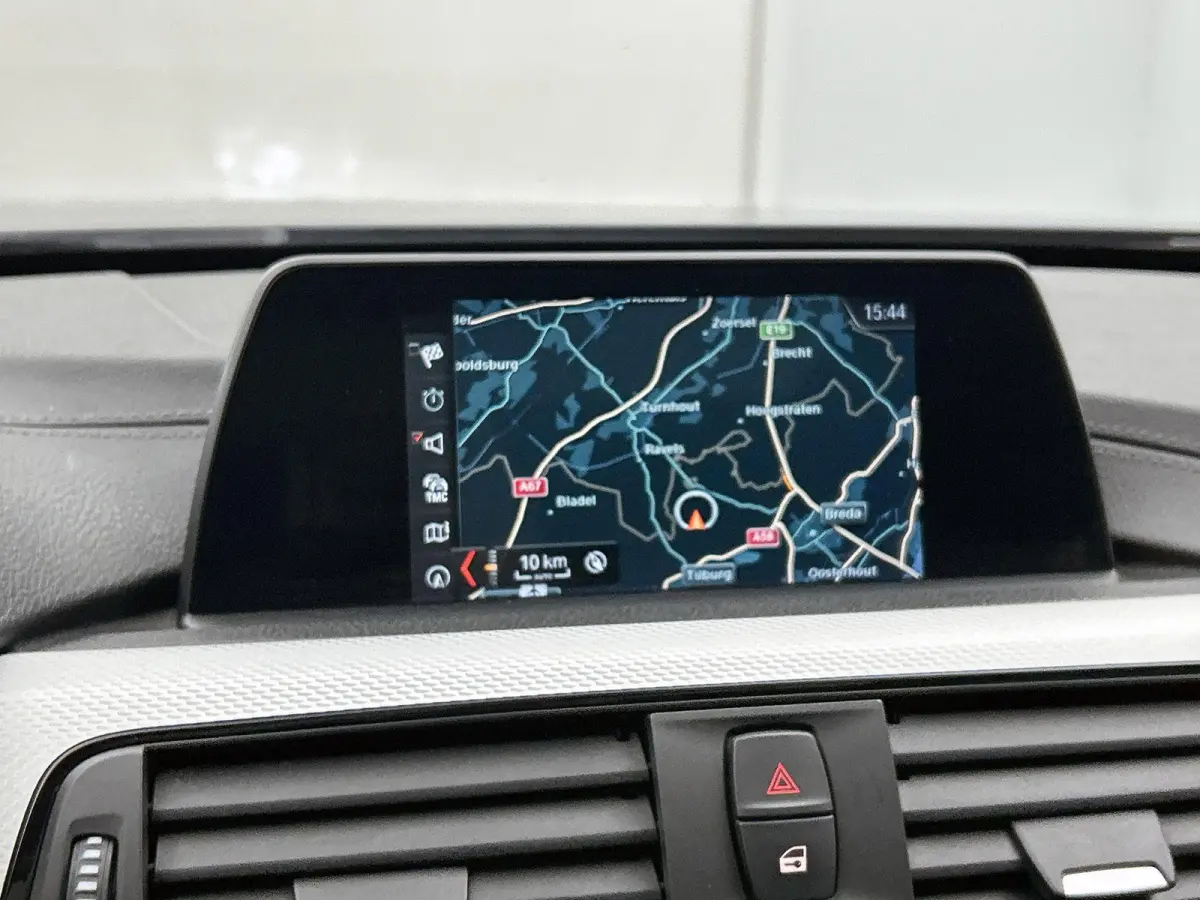 318i M Sport Edition | AUTOMAAT | PANORAMADAK | LEDEREN BEKLEDING | TREKHAAK | CRUISE CONTROL | CLIMATE CONTROL | ELEKTRISCHE KOFFERKLEP |