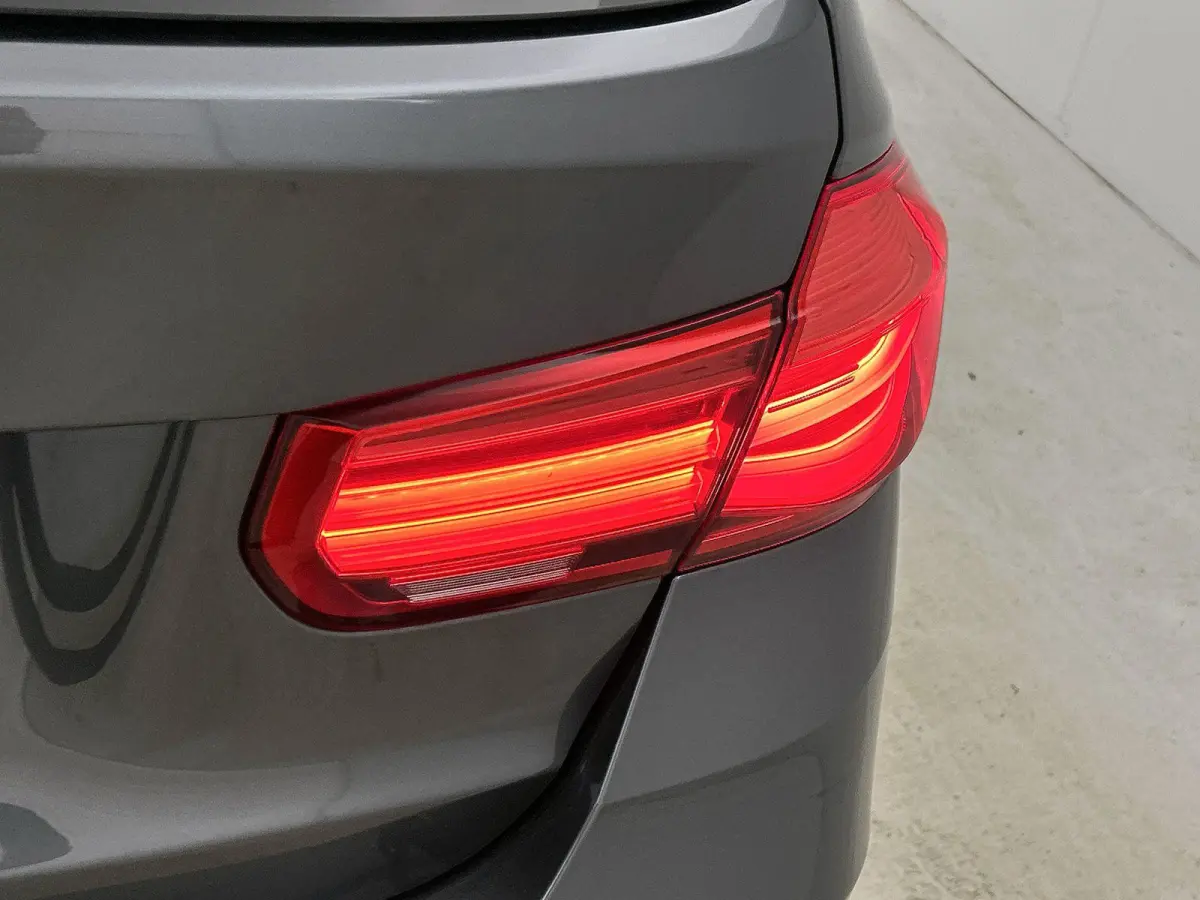 318i M Sport Edition | AUTOMAAT | PANORAMADAK | LEDEREN BEKLEDING | TREKHAAK | CRUISE CONTROL | CLIMATE CONTROL | ELEKTRISCHE KOFFERKLEP |