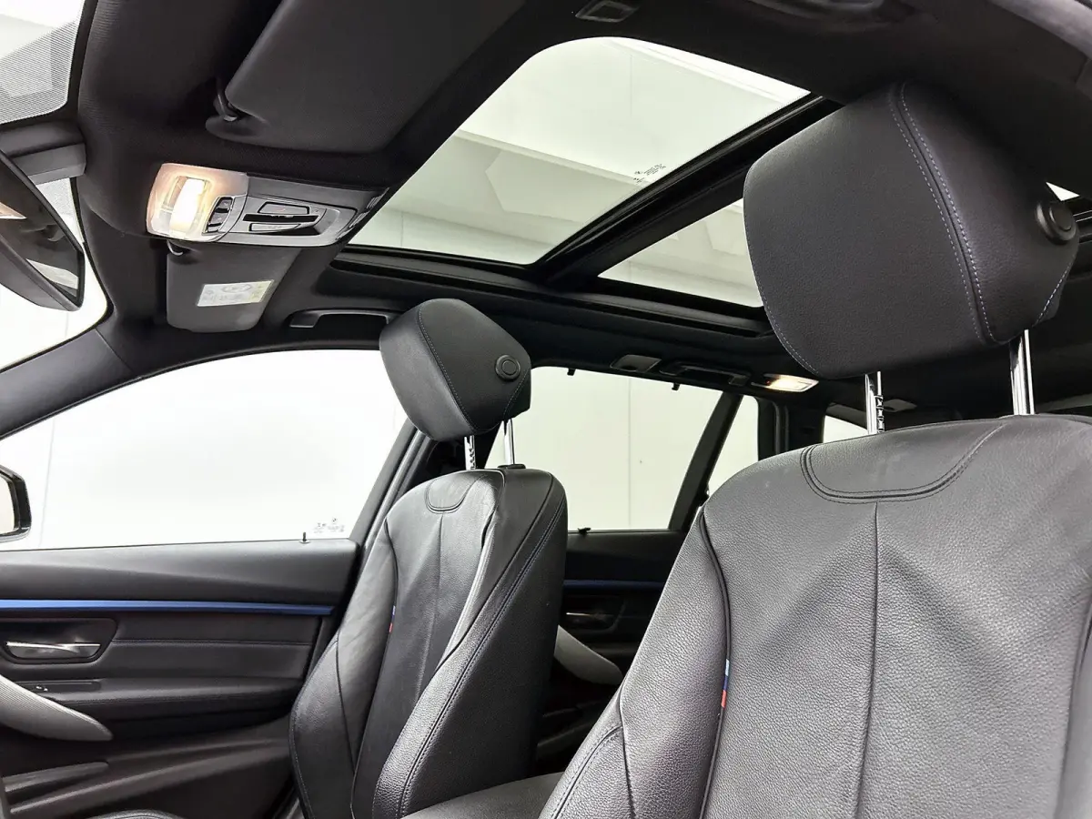 318i M Sport Edition | AUTOMAAT | PANORAMADAK | LEDEREN BEKLEDING | TREKHAAK | CRUISE CONTROL | CLIMATE CONTROL | ELEKTRISCHE KOFFERKLEP |