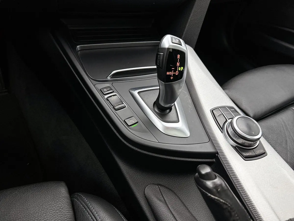 318i M Sport Edition | AUTOMAAT | PANORAMADAK | LEDEREN BEKLEDING | TREKHAAK | CRUISE CONTROL | CLIMATE CONTROL | ELEKTRISCHE KOFFERKLEP |