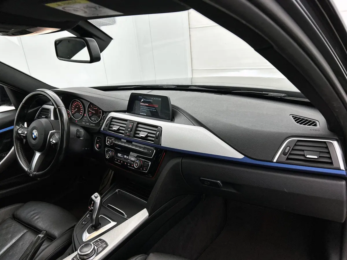 318i M Sport Edition | AUTOMAAT | PANORAMADAK | LEDEREN BEKLEDING | TREKHAAK | CRUISE CONTROL | CLIMATE CONTROL | ELEKTRISCHE KOFFERKLEP |