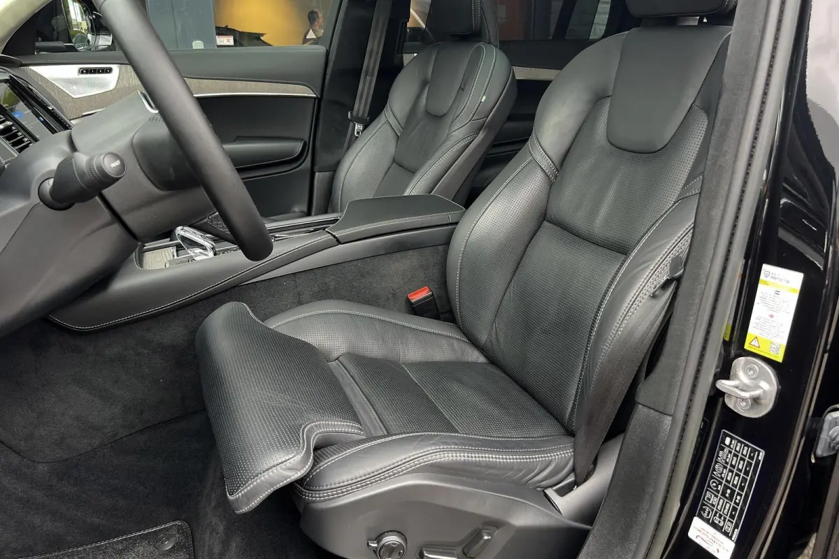 T8 Recharge AWD Ultimate Bright I B&W I Luchtv