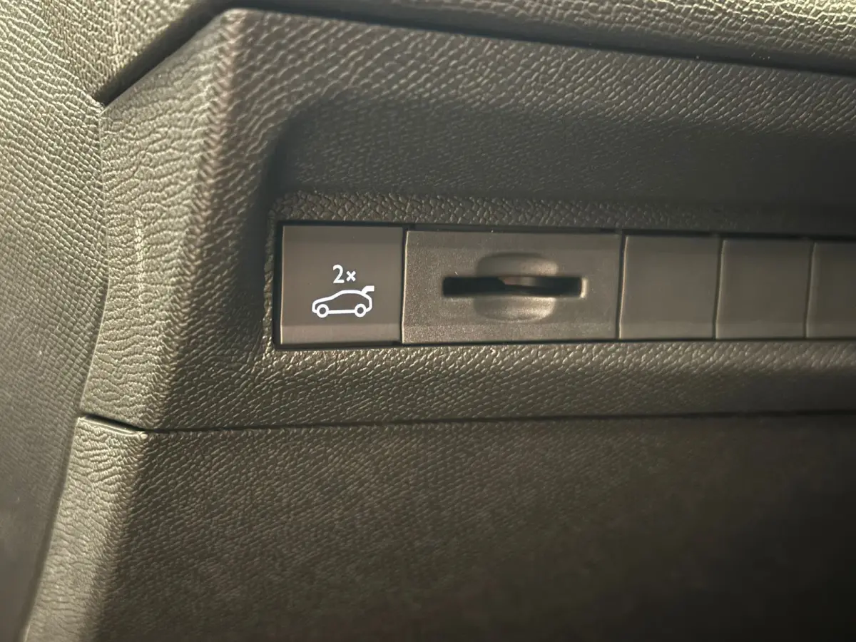 1.2 Hybrid 136 e-DCS6 GT Camera | Clima | Carplay | Elek.Klep | Cruise Adap | LMV | Bluetooth | Keyless | Navigatie | PDC | | Achterbank in delen neerklapbaar | Achteruitrijcamera | Alarm kl