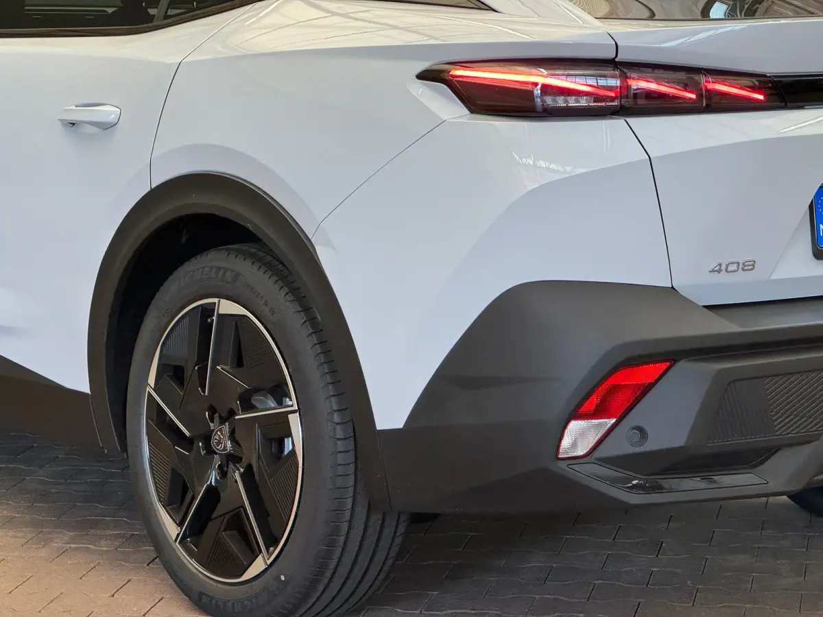 1.2 Hybrid 136 e-DCS6 GT Camera | Clima | Carplay | Elek.Klep | Cruise Adap | LMV | Bluetooth | Keyless | Navigatie | PDC | | Achterbank in delen neerklapbaar | Achteruitrijcamera | Alarm kl