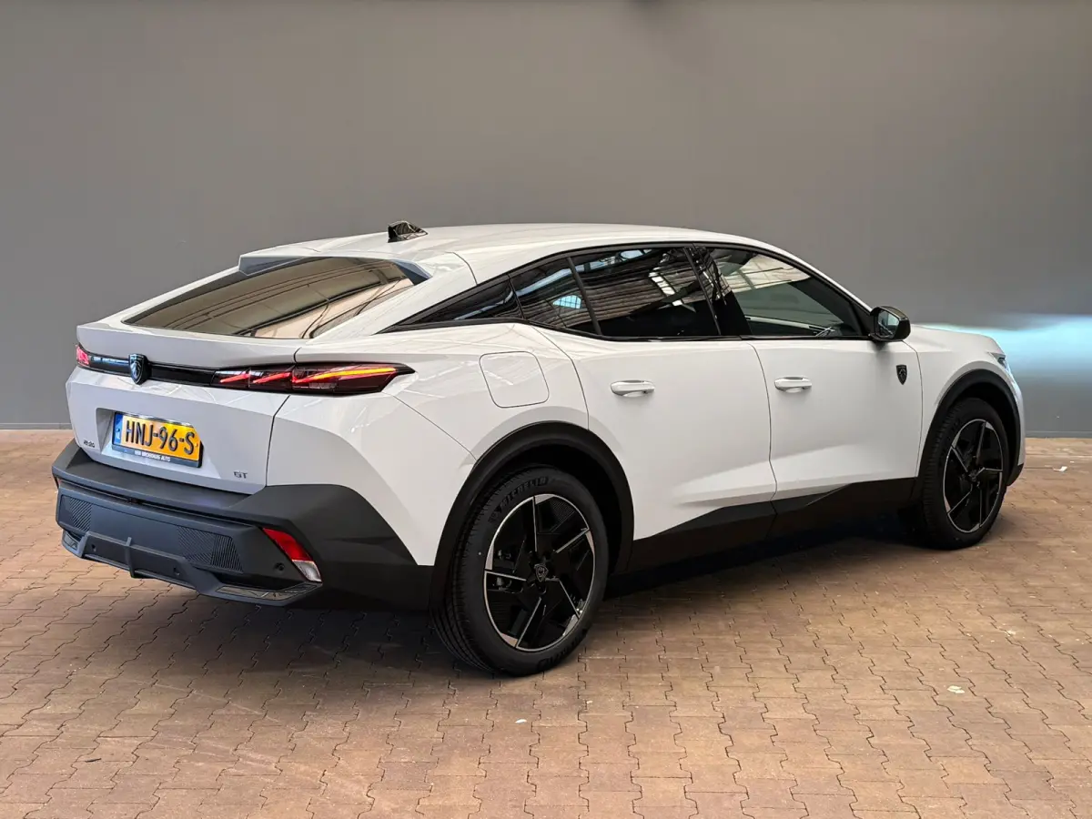 1.2 Hybrid 136 e-DCS6 GT Camera | Clima | Carplay | Elek.Klep | Cruise Adap | LMV | Bluetooth | Keyless | Navigatie | PDC | | Achterbank in delen neerklapbaar | Achteruitrijcamera | Alarm kl