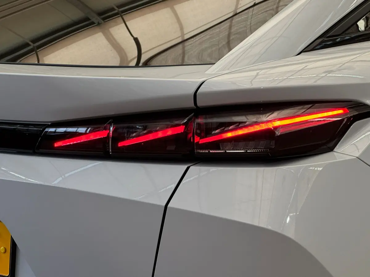 1.2 Hybrid 136 e-DCS6 GT Camera | Clima | Carplay | Elek.Klep | Cruise Adap | LMV | Bluetooth | Keyless | Navigatie | PDC | | Achterbank in delen neerklapbaar | Achteruitrijcamera | Alarm kl
