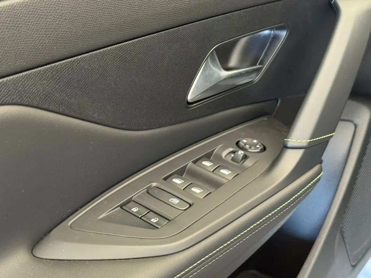 1.2 Hybrid 136 e-DCS6 GT Camera | Clima | Carplay | Elek.Klep | Cruise Adap | LMV | Bluetooth | Keyless | Navigatie | PDC | | Achterbank in delen neerklapbaar | Achteruitrijcamera | Alarm kl