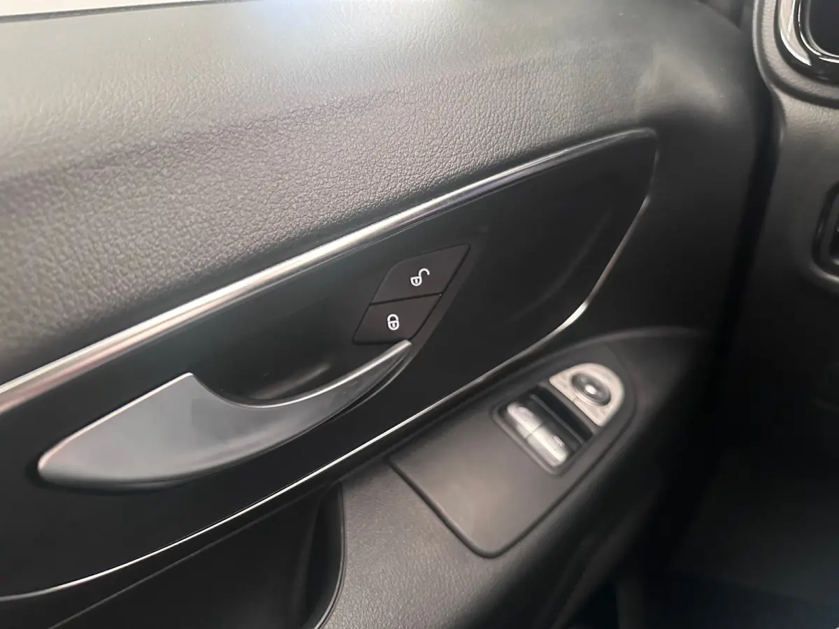 116 CDI L2 Select Snoeks (Meer Beenruimte) | Lederen Bekleding | Rondomzicht Camera | Parkeersensoren | Navigatie | 17" Lichtmetaal  | Airco (automatisch) | Anti Blokkeer Systeem | Buitenspi