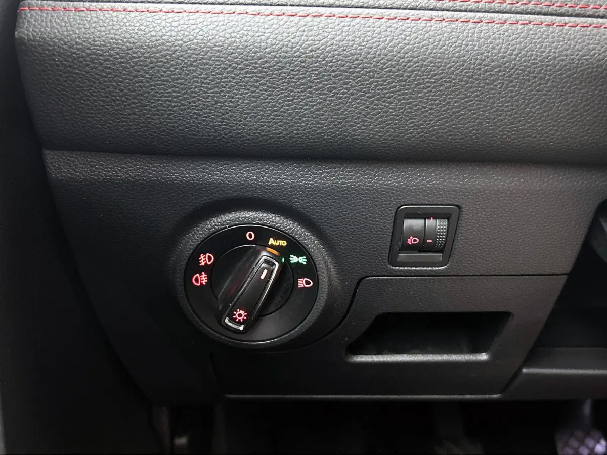 1.0 TSI 115PK FR Business Intense CAMERA | NAVI & CARPLAY | TREKHAAK