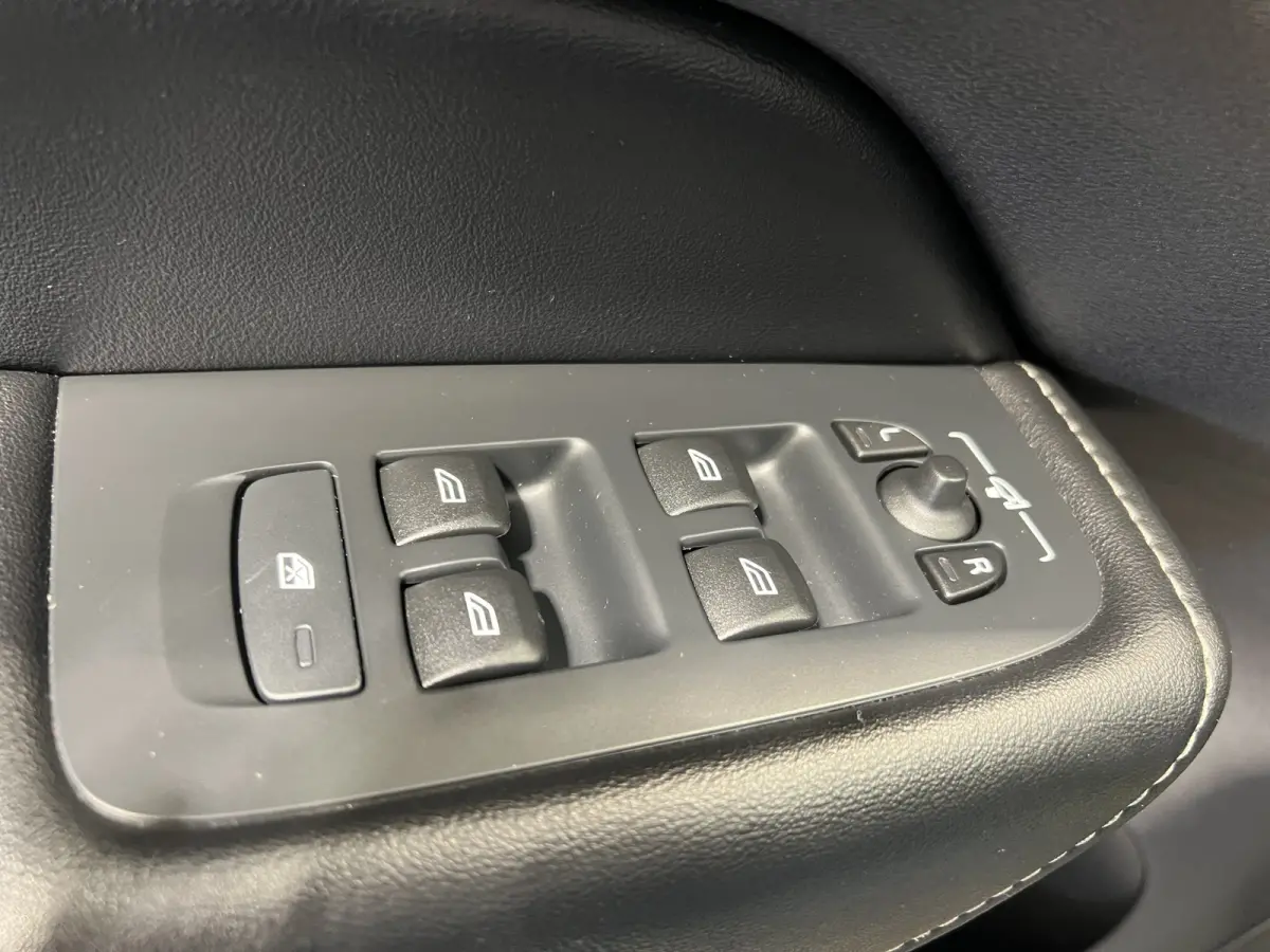 2.0 Recharge T6 AWD R-Design | SOH 93,4% | Navigatie/Android/Apple Carplay | LM Velgen 22" | Voorstoelen Verwarmd | Lederen Bekleding | Cruise Control Adaptief | Airco |