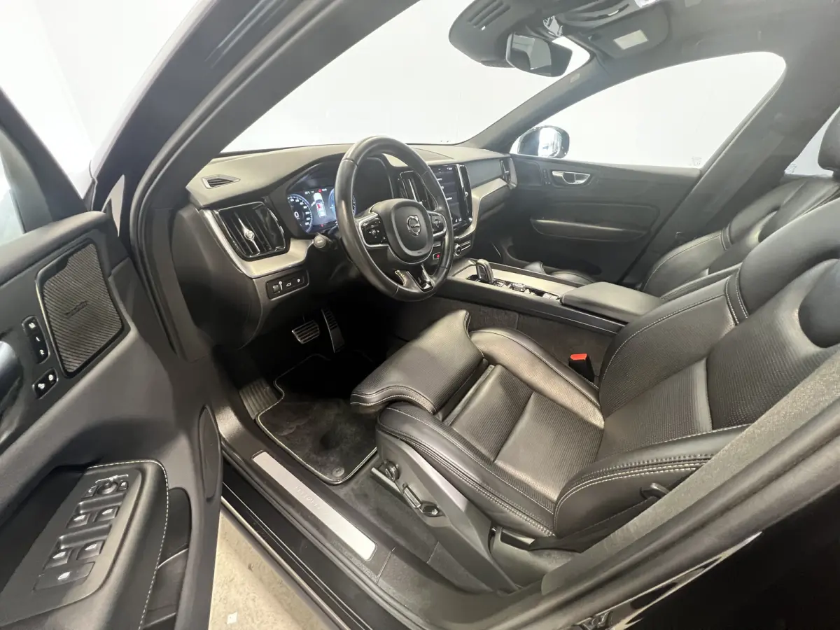 2.0 Recharge T6 AWD R-Design | SOH 93,4% | Navigatie/Android/Apple Carplay | LM Velgen 22" | Voorstoelen Verwarmd | Lederen Bekleding | Cruise Control Adaptief | Airco |